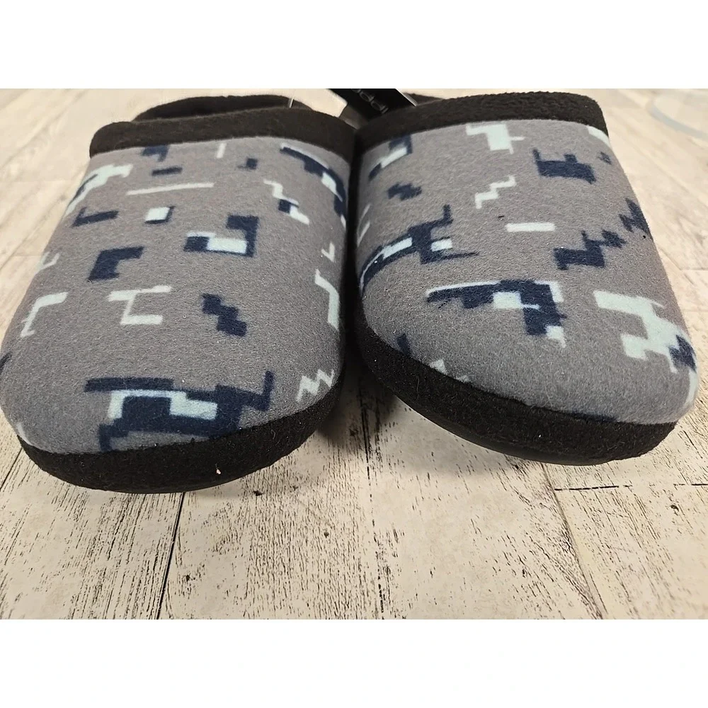 Cuddl Duds Slippers Boys Size Large (5-6) Black Gray Printed Glitch Fleece NEW